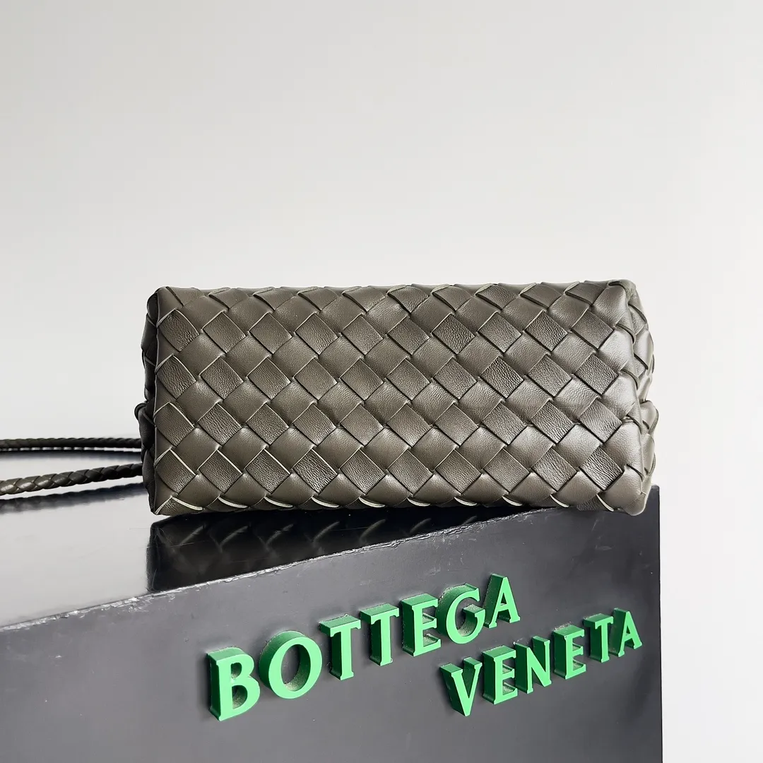 The 2023 new Andiamo batch of 1860 BV has been shipped‼ ️Really popular🔥The new Andiamo woven handbag launched by Bottega Veneta this season is really popular all over the world! ! Celebrities at home and abroad have worn it, and Oscar-winning actress Michelle Yeoh has taken it out on the street. Song Jia, Trai Yara, Yu Feihong, Sanji Ayaka, Rosie Hunting-Whiteley, Yoshioka Riho, etc. have all picked up this bag. It is classic and versatile, showing off its temperament, and the bag capacity is also large, which is very convenient for daily commuting! ! A variety of carrying methods, the shoulder straps can be adjusted by yourself, the original lambskin feels soft and delicate, and the neutral style is made to break gender boundaries and bring a more practical and longer-lasting use experience. Andiamo, which has both elegant and casual styles, perfectly interprets the true appearance of "fashionable old money style". Style number: 743568 Size: 25*22*10.5cm